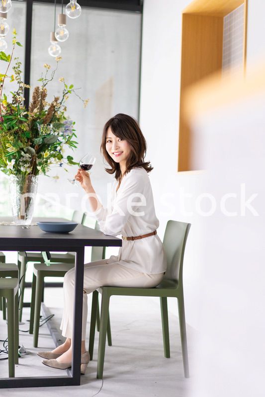レストランでワインを愉しむ女性