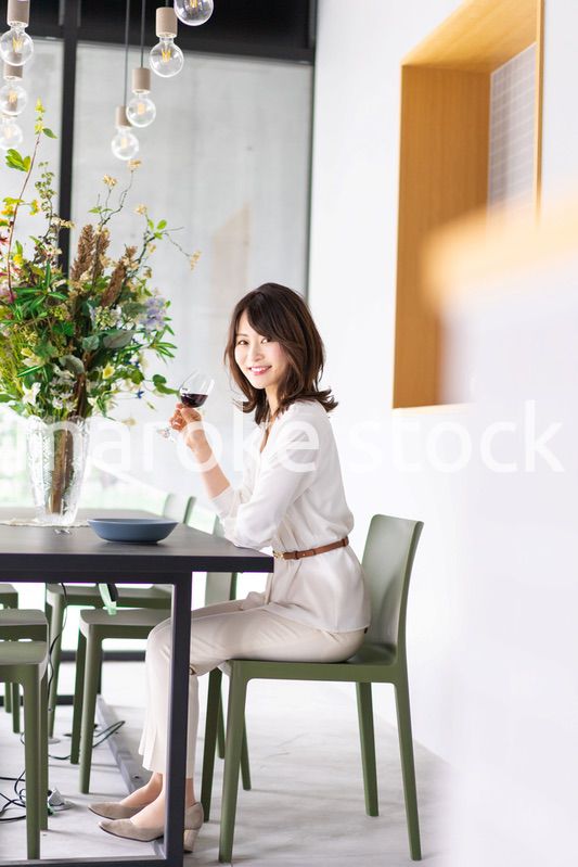 レストランでワインを愉しむ女性