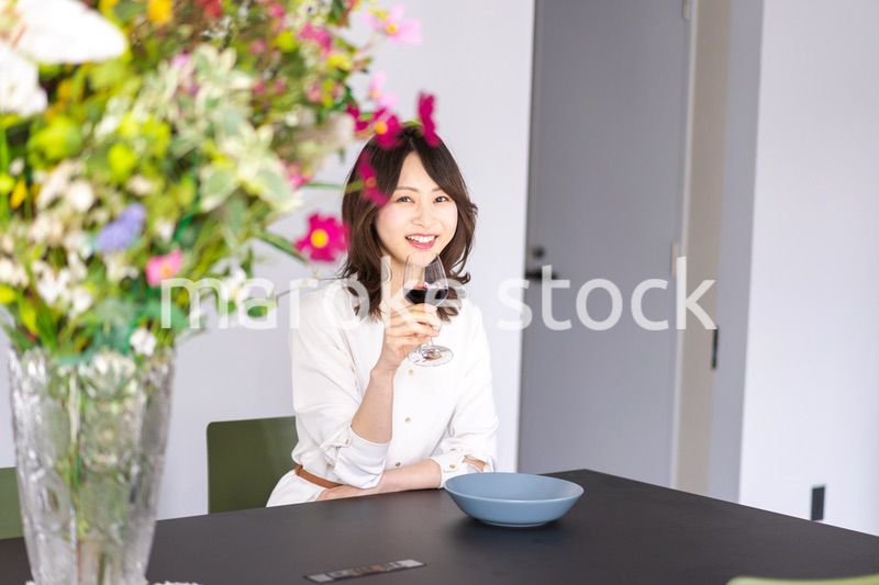 レストランでワインを愉しむ女性