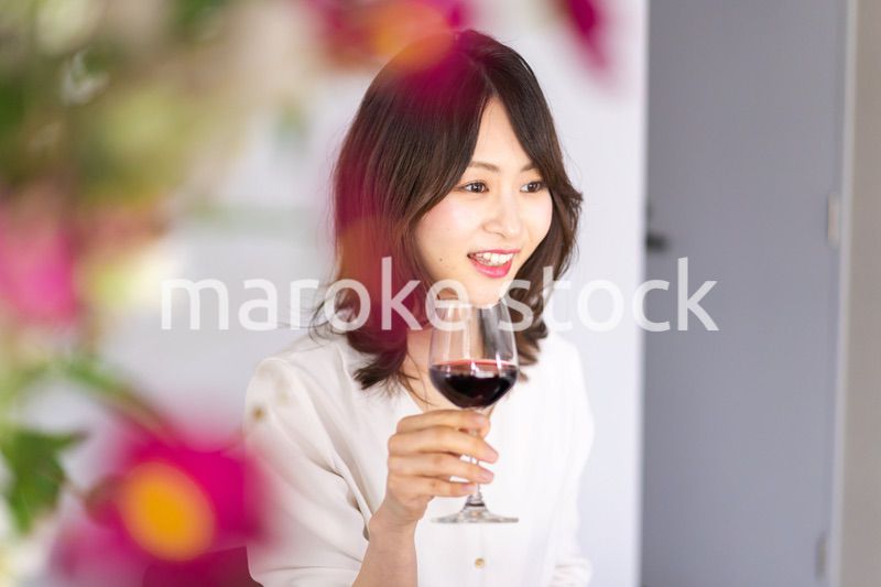 レストランでワインを愉しむ女性