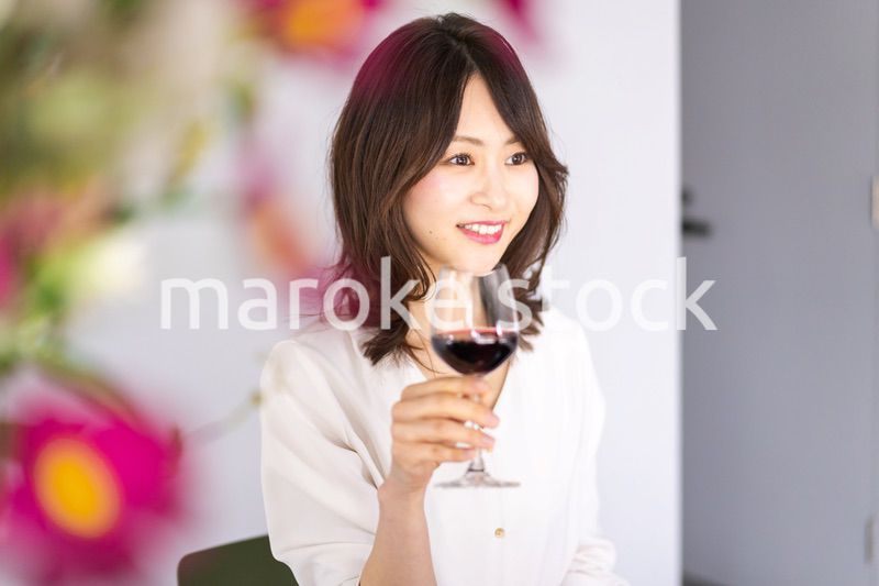 レストランでワインを愉しむ女性