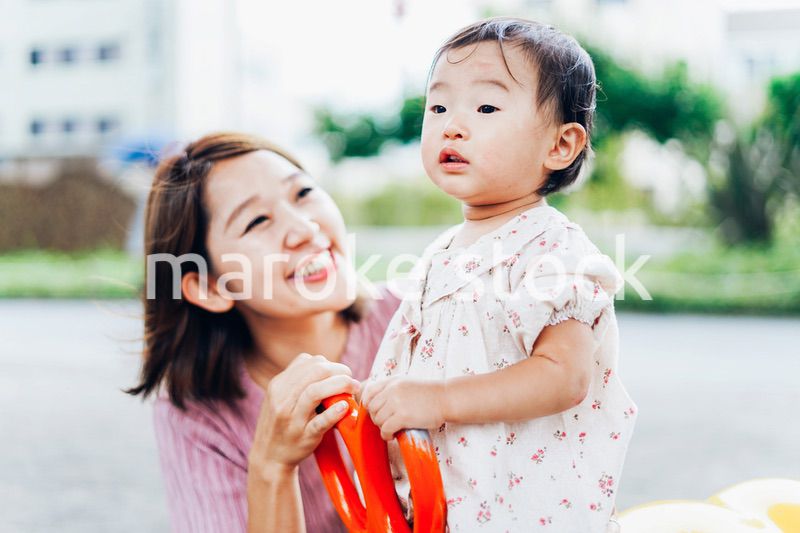 赤ちゃんと公園で遊ぶお母さん