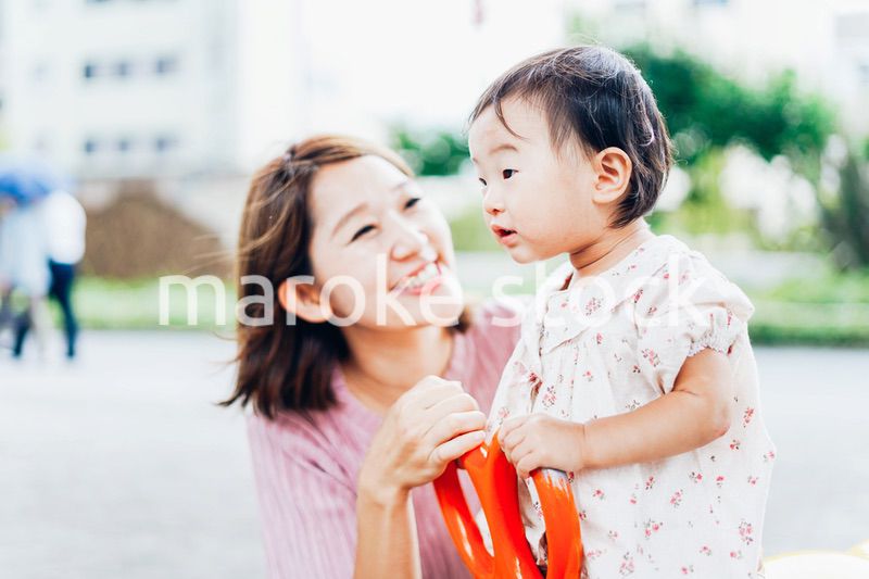 赤ちゃんと公園で遊ぶお母さん