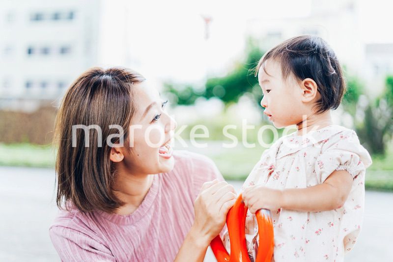 赤ちゃんと公園で遊ぶお母さん