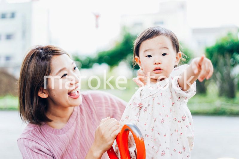 赤ちゃんと公園で遊ぶお母さん