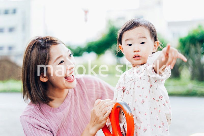 赤ちゃんと公園で遊ぶお母さん
