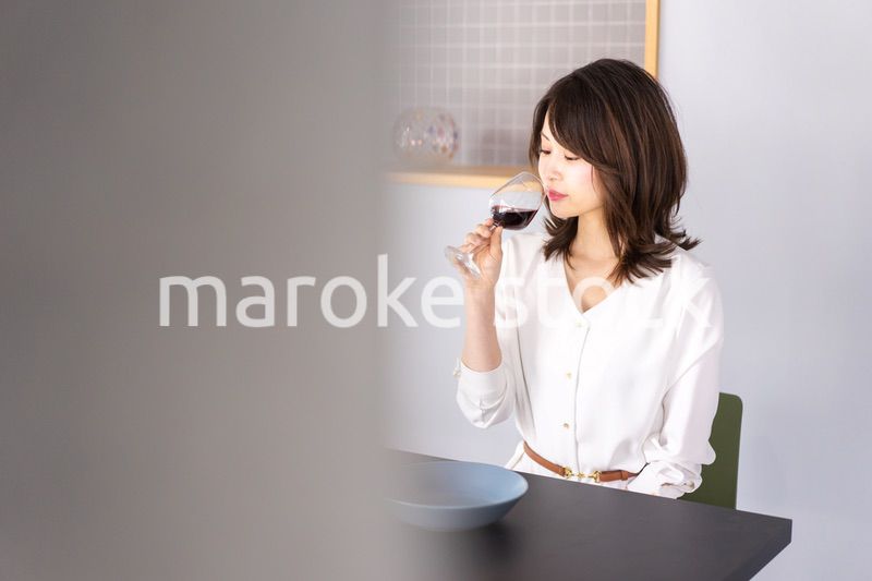レストランでワインを愉しむ女性