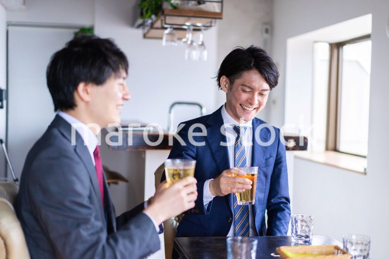 お酒を飲みながら話すビジネスパーソン