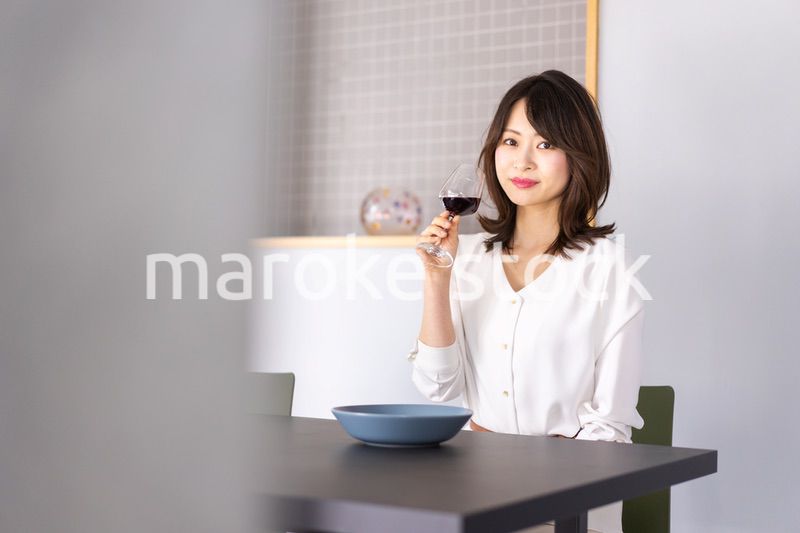 レストランでワインを愉しむ女性