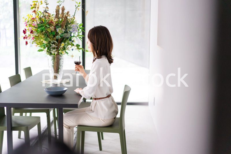 レストランでワインを愉しむ女性