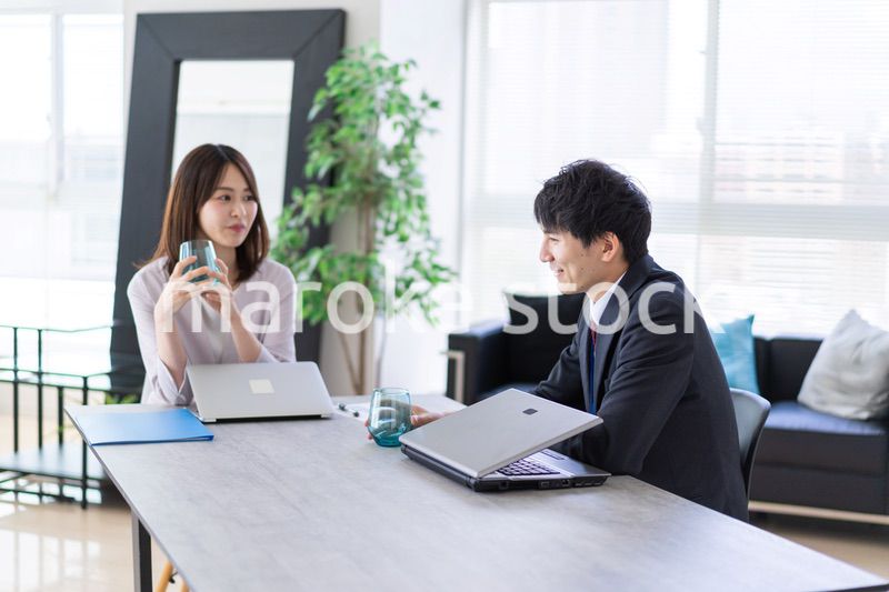 オフィスで楽しく話す男女