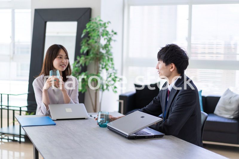 オフィスで楽しく話す男女