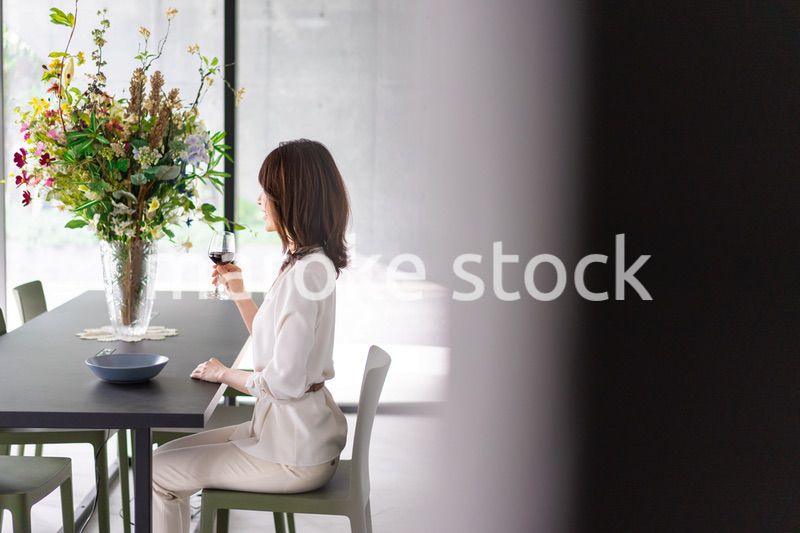 レストランでワインを愉しむ女性