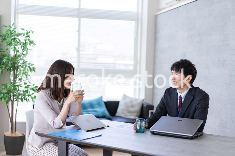 オフィスで楽しく話す男女