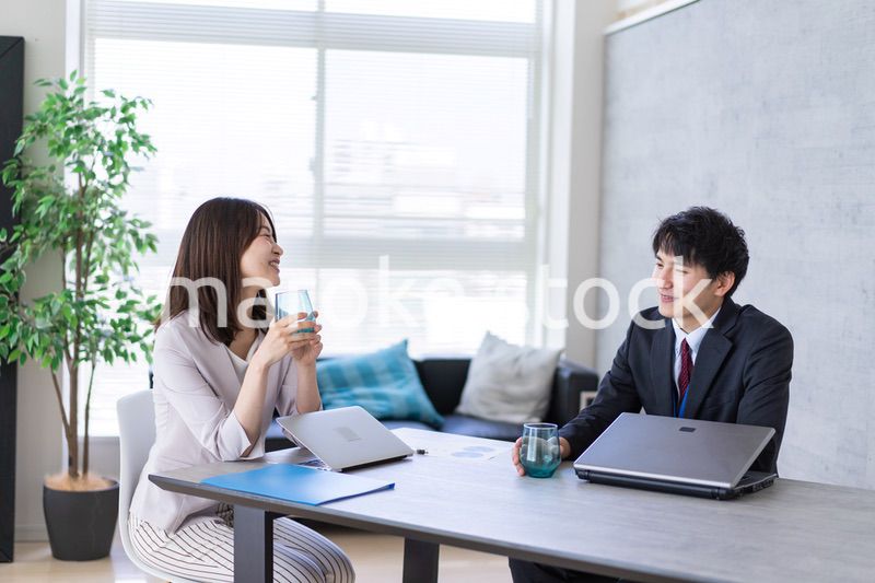 オフィスで楽しく話す男女