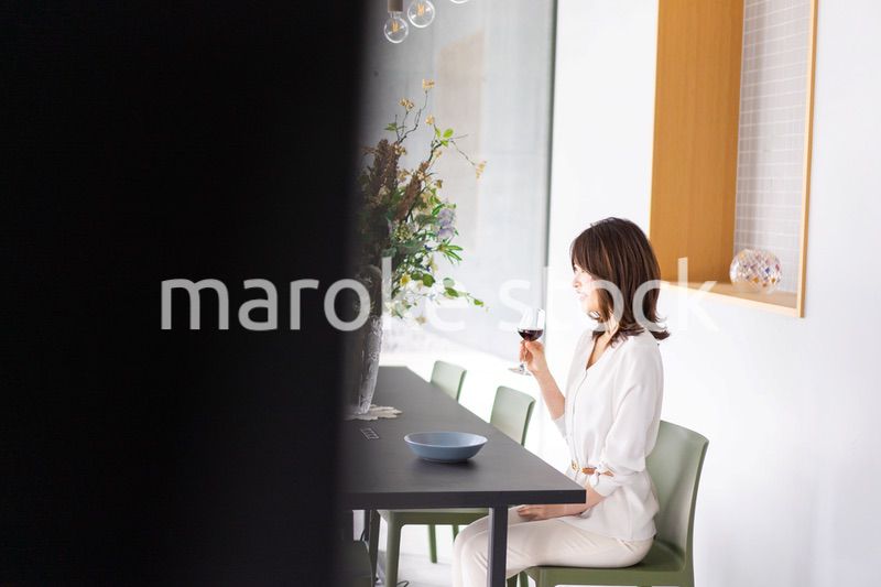 レストランでワインを愉しむ女性