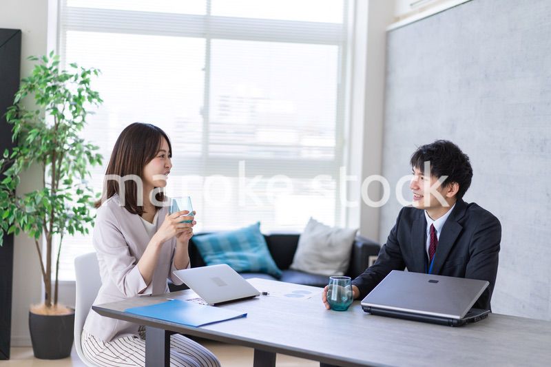 オフィスで楽しく話す男女