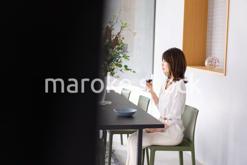 レストランでワインを愉しむ女性