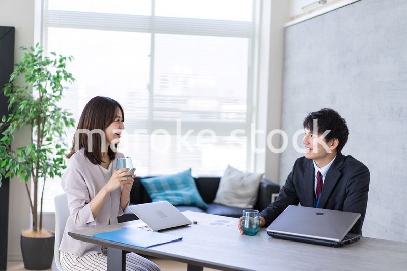 オフィスで楽しく話す男女