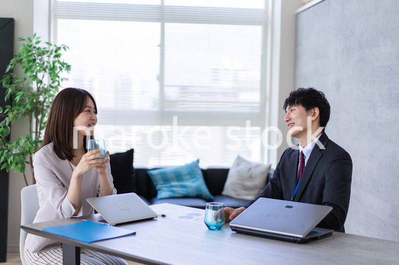 オフィスで楽しく話す男女