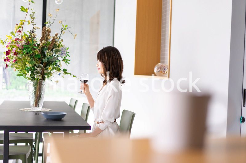 レストランでワインを愉しむ女性