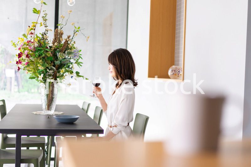レストランでワインを愉しむ女性