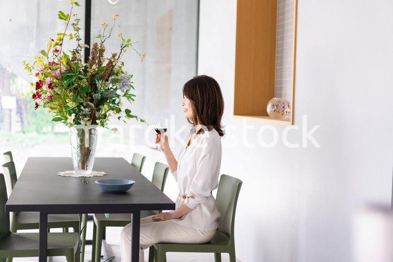 レストランでワインを愉しむ女性