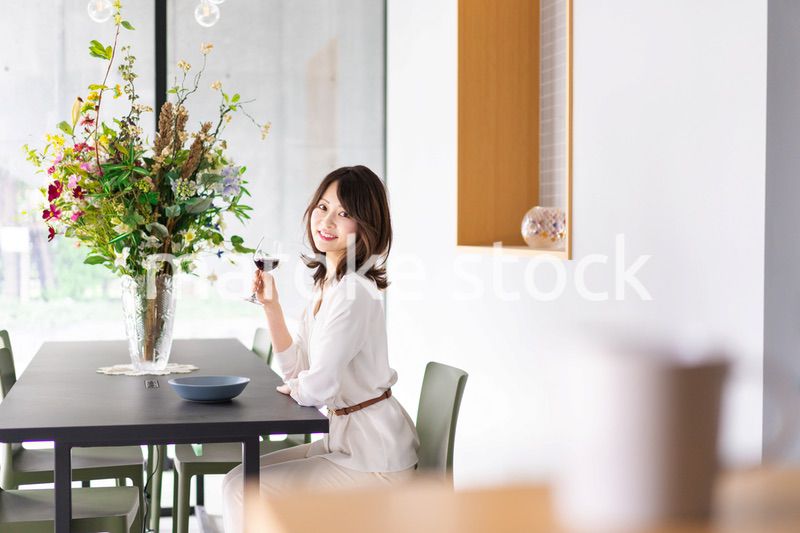 レストランでワインを愉しむ女性