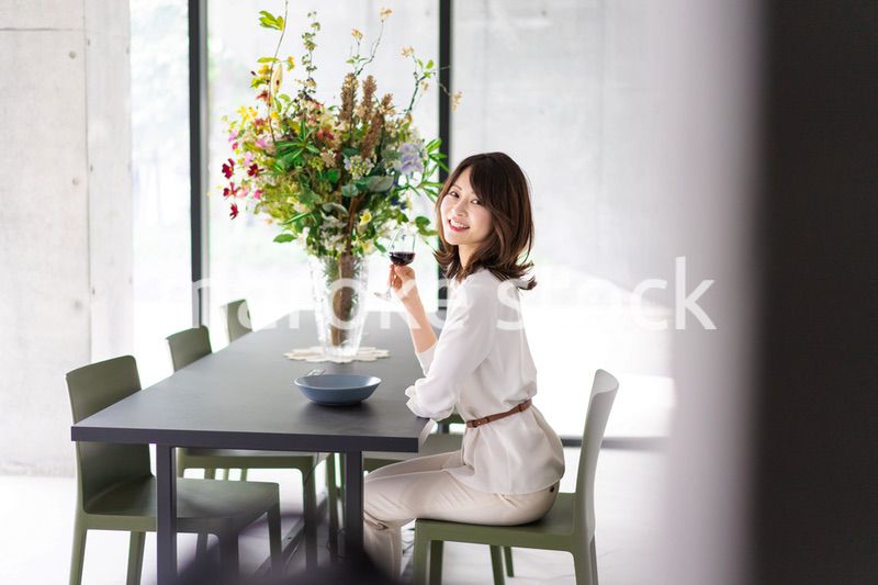 レストランでワインを愉しむ女性