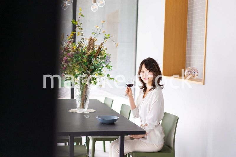 レストランでワインを愉しむ女性