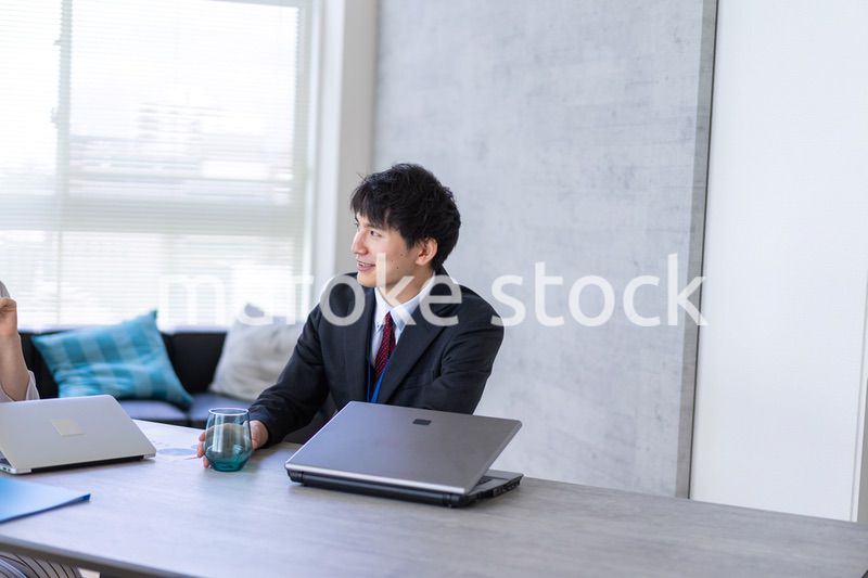 オフィスで楽しく話す男女