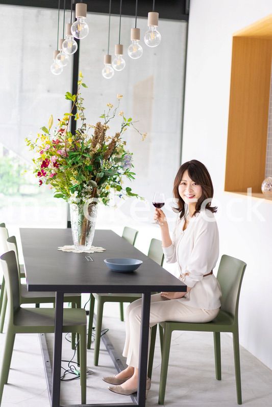 レストランでワインを愉しむ女性