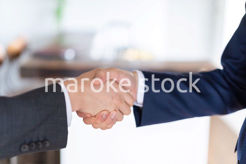 カフェで契約を結ぶビジネスマン