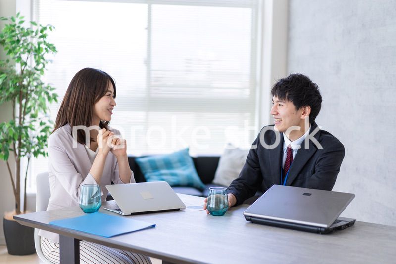 オフィスで楽しく話す男女