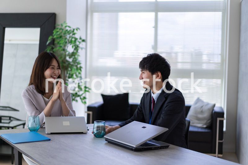 オフィスで楽しく話す男女