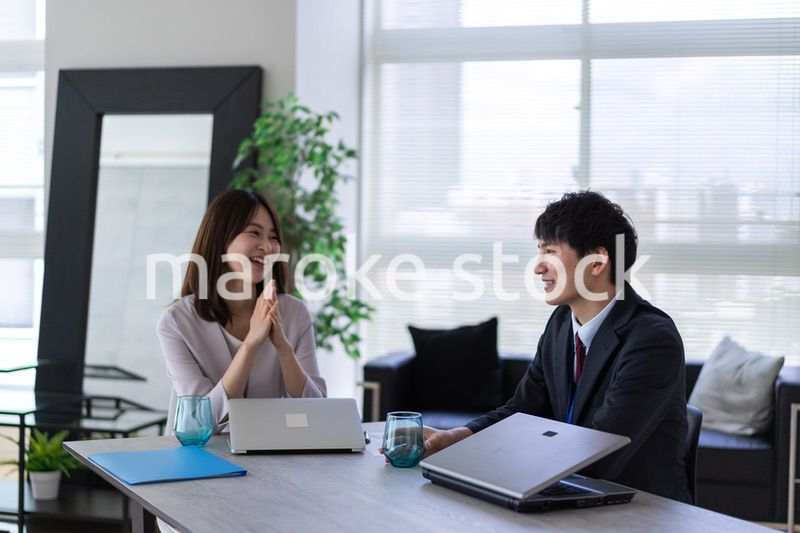 オフィスで楽しく話す男女