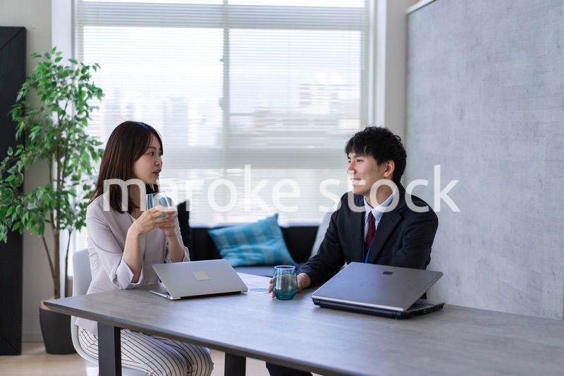 オフィスで楽しく話す男女