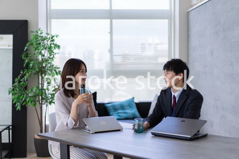 オフィスで楽しく話す男女