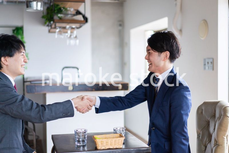 カフェで契約を結ぶビジネスマン