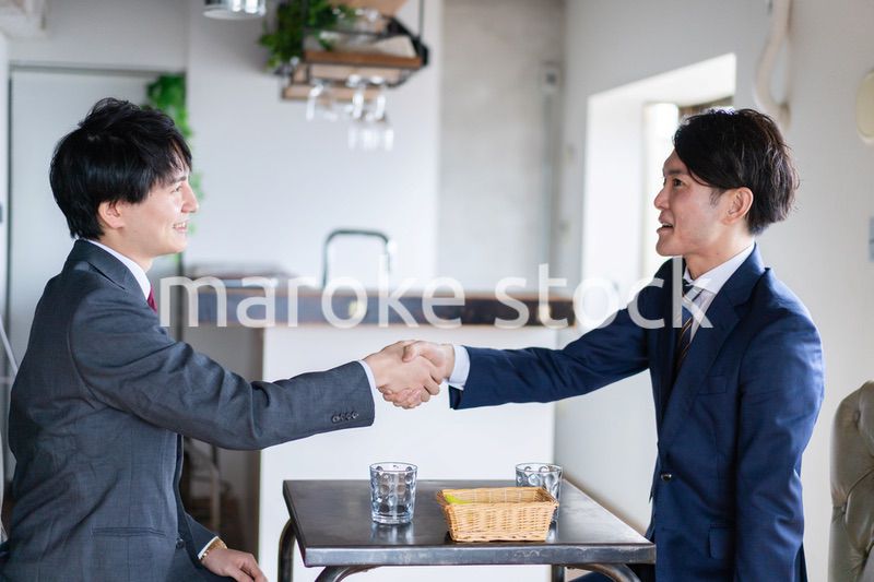 カフェで契約を結ぶビジネスマン