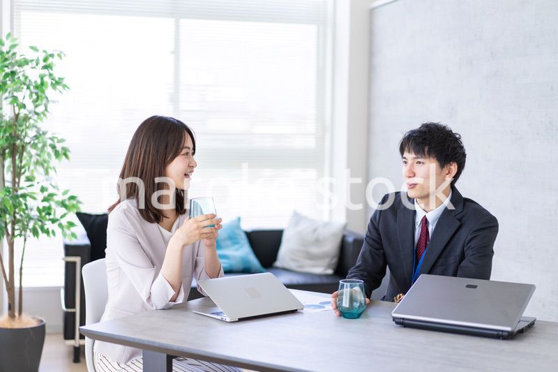 オフィスで楽しく話す男女