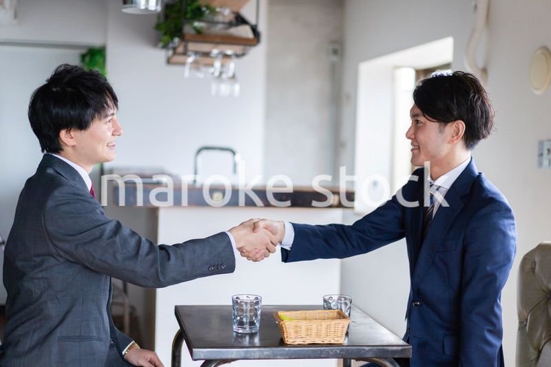 カフェで契約を結ぶビジネスマン