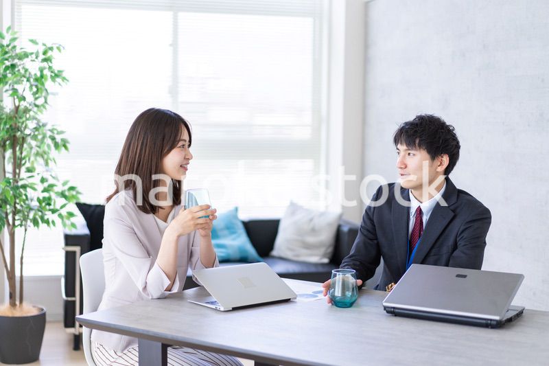 オフィスで楽しく話す男女