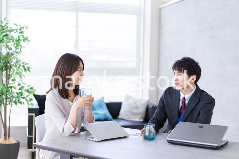 オフィスで楽しく話す男女