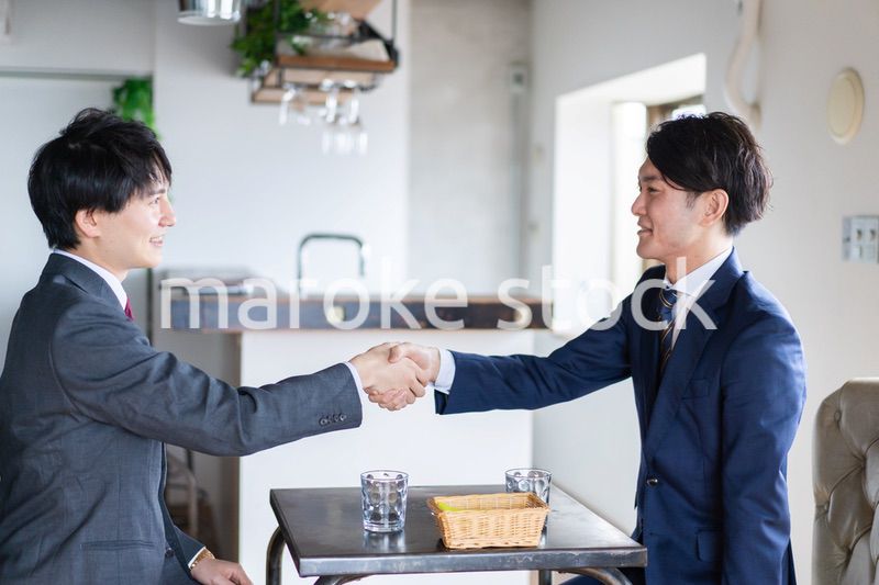 カフェで契約を結ぶビジネスマン