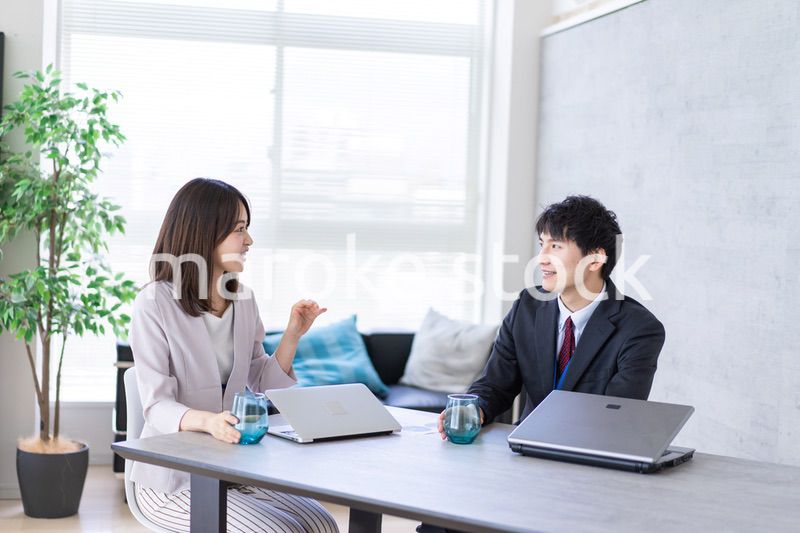 オフィスで楽しく話す男女