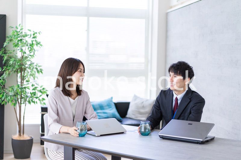 オフィスで楽しく話す男女