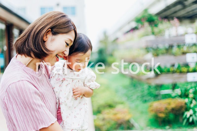 赤ちゃんと公園で遊ぶお母さん