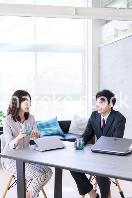 オフィスで楽しく話す男女