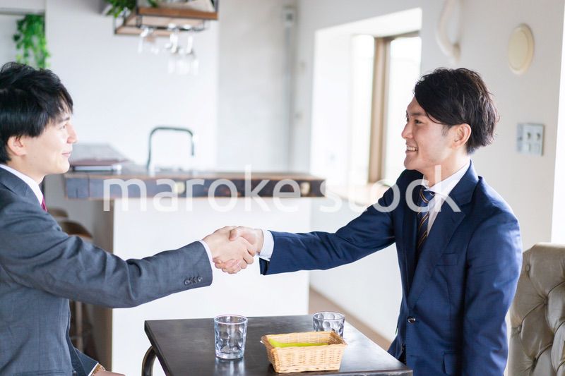 カフェで契約を結ぶビジネスマン